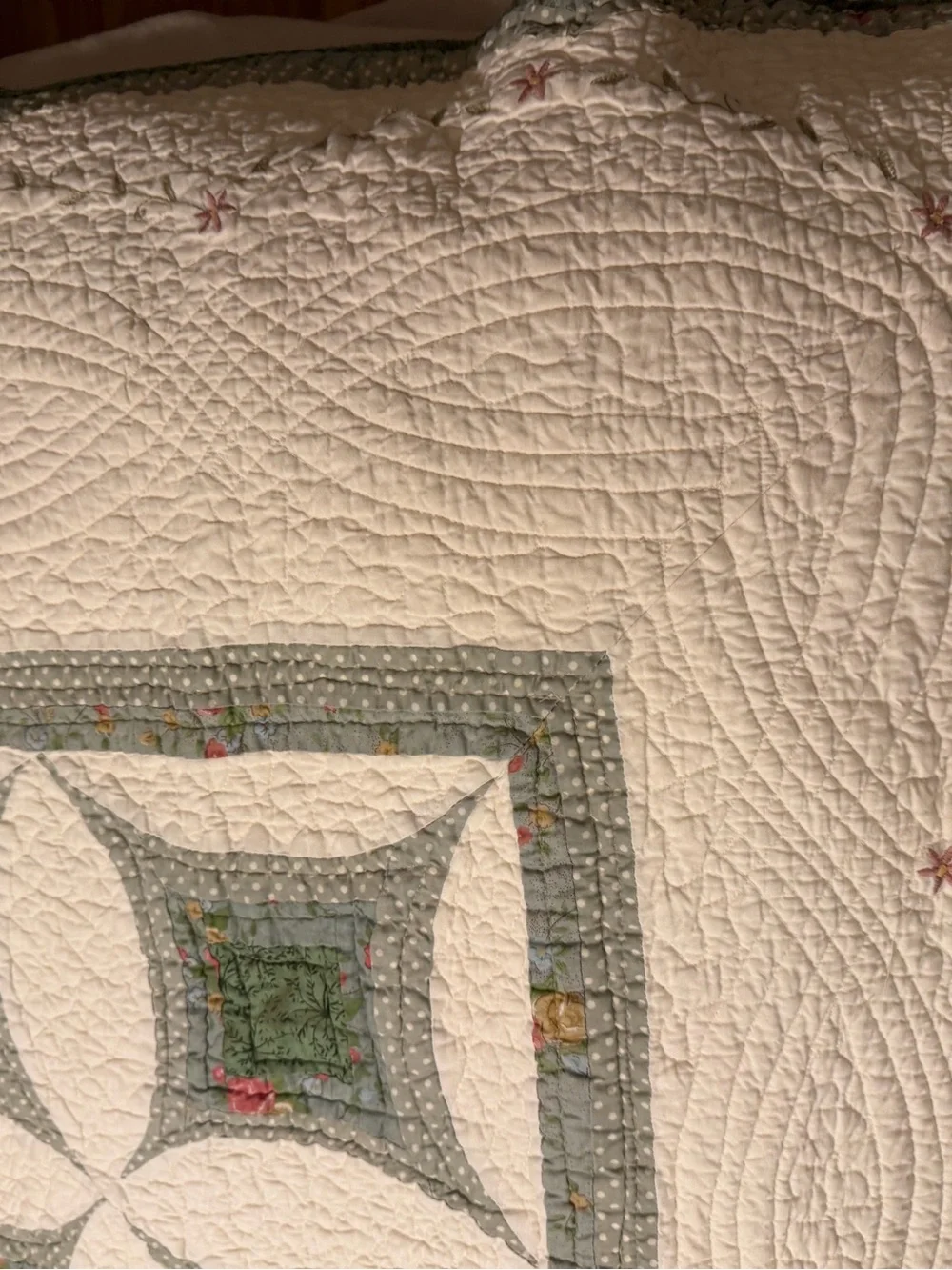 Vintage JCP Queen Double Wedding Ring & Floral Embroidery Quilt, EUC